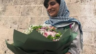 الهه محمدی جایزه خود را به خبرنگاران فلسطینی تقدیم کرد