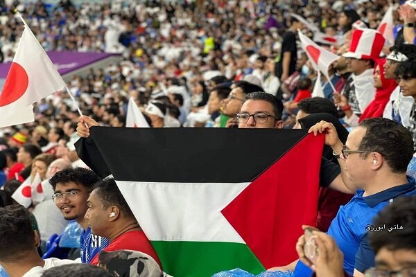 هواداران فوتبال از فلسطین در جام جهانی 2022 قطر حمایت می کنند