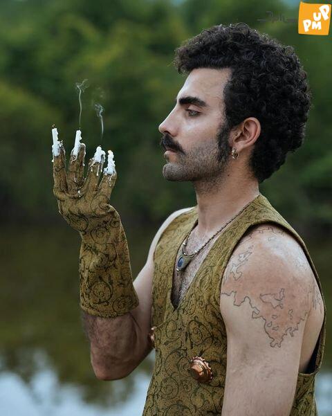 عکس آقای بازیگر ایرانی با تاپ و دامن جنجالی شد / تصویر 2 محمد صادقی با انتشار عکس هایی از خود در دامن و کت و یا با دست های نقاشی شده، شایعاتی مبنی بر تغییر جنسیت خود در فضای مجازی به وجود آورد که هنوز پاسخ قطعی به آن ها نداده است.