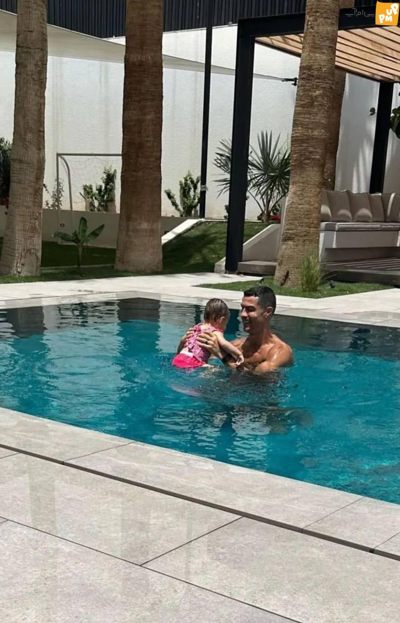 رونالدو بعد از عمل جراحی دخترش خوشحال به نظر می رسد! 1 رونالدو بعد از عمل جراحی دخترش خوشحال به نظر می رسد!