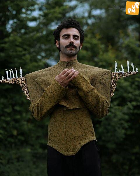 عکس آقای بازیگر ایرانی با تاپ و دامن جنجالی شد / تصویر 1 محمد صادقی با انتشار عکس هایی از خود در دامن و کت و یا با دست های نقاشی شده، شایعاتی مبنی بر تغییر جنسیت خود در فضای مجازی به وجود آورد که هنوز پاسخ قطعی به آن ها نداده است.