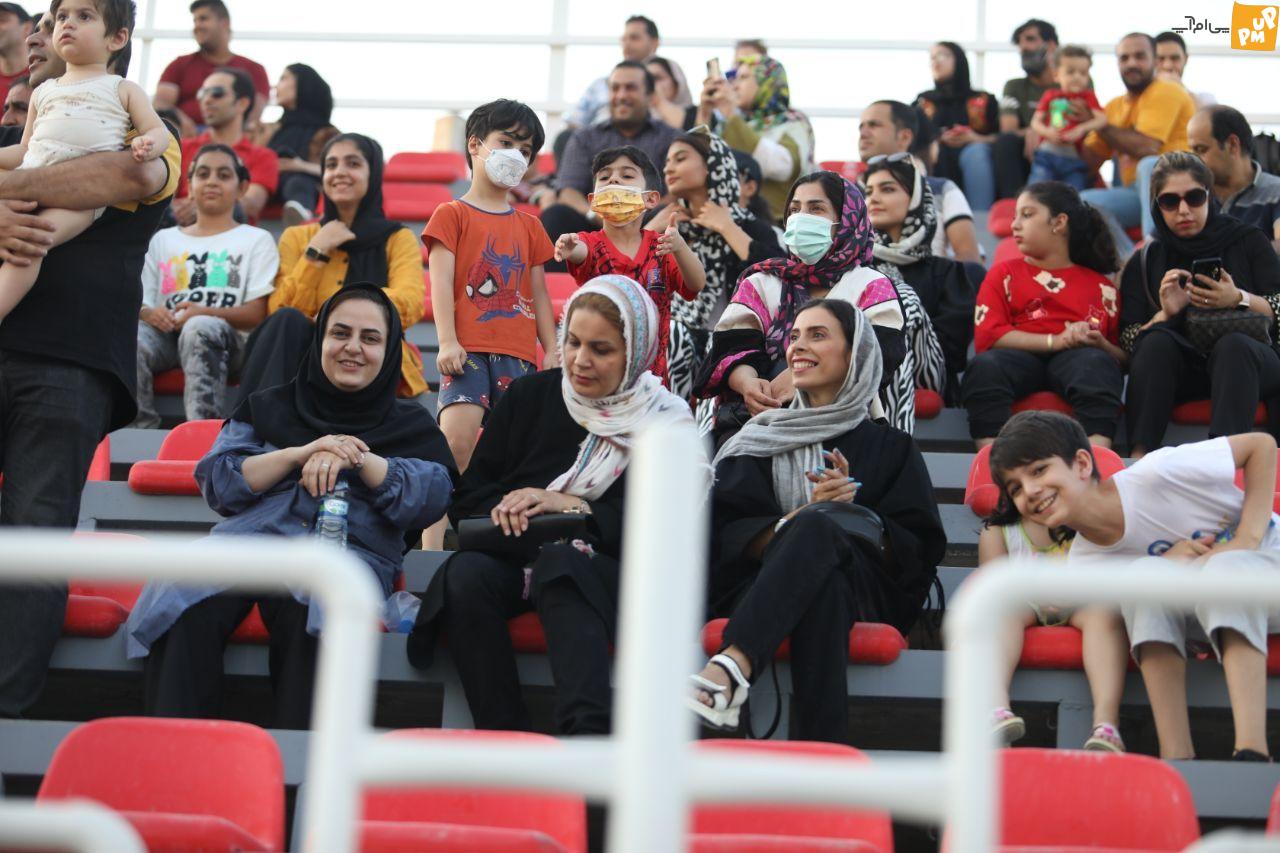 بازی آلومینیوم و استقلال خوزستان در حضور بانوان فوتبالدوست برگزار شد! /جزئیات