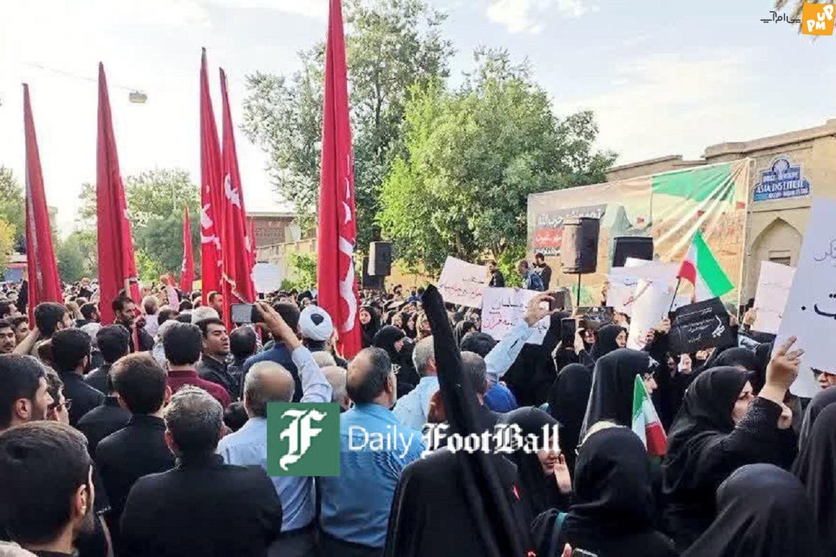 عکس| تجمع خودجوش مردم شیراز مقابل نارنجستان قوام در اعتراض به حمله وحشیانه به زن محجبه