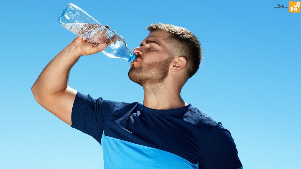 بلایی که نوشیدن آب هنگام غذا خوردن برای ما ایجاد می کند!