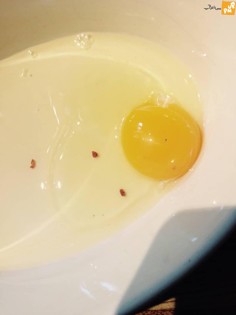 همه چیز در مورد لکه های قرمز و قهوه ای روی تخم مرغ!