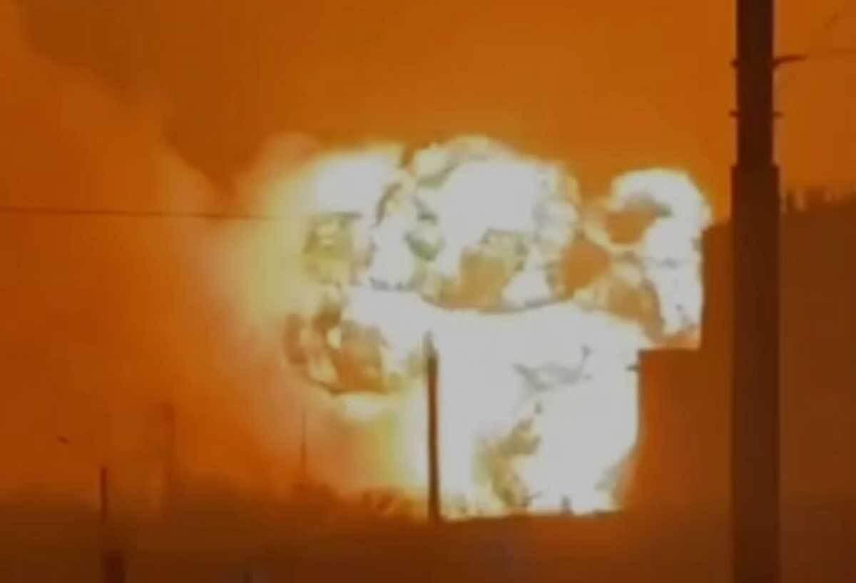 انفجار قوی در یک کارخانه تراکتورسازی در روسیه!/فیلم