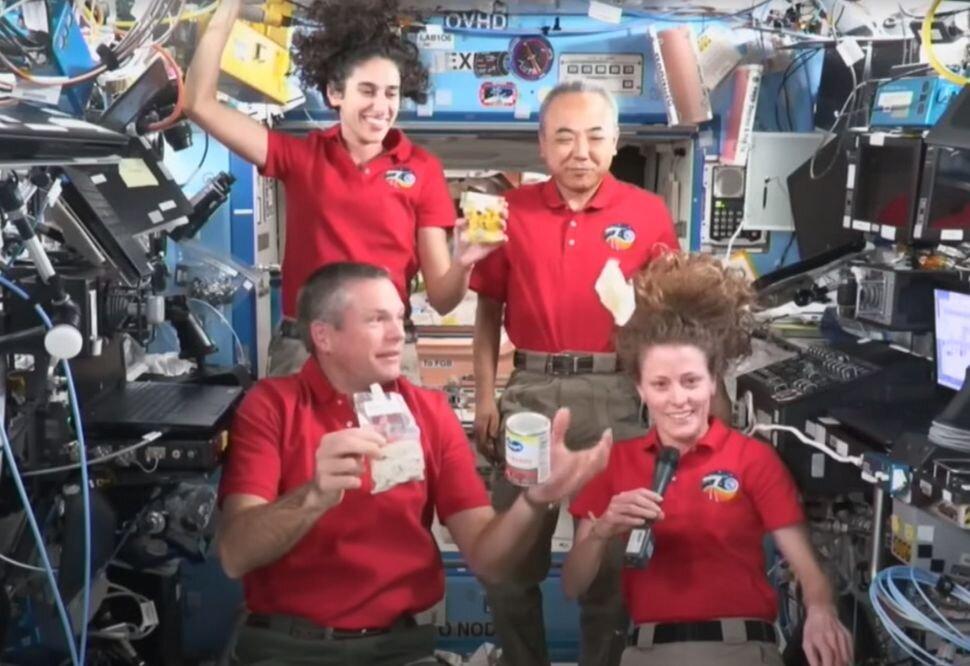 تجلیل از یاسمین مقبلی و دیگر فضانوردان در ایستگاه فضایی/عکس