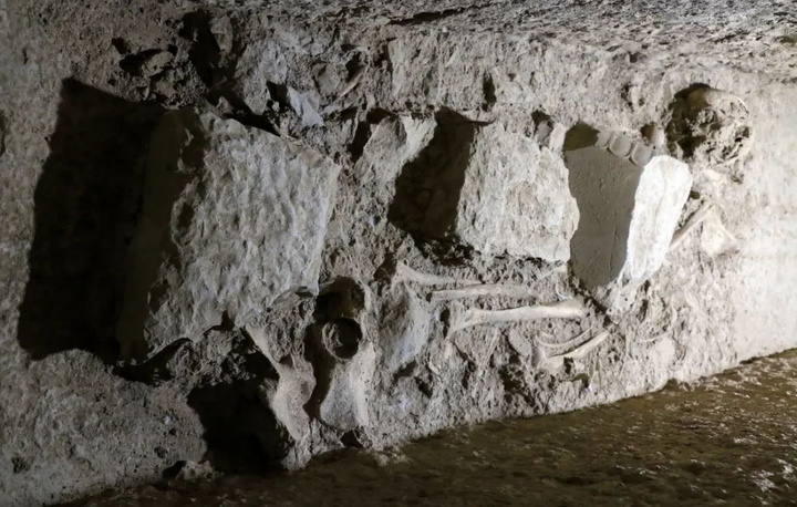 کشف بقایای اسکلت انسان در حفاری های اخیر تخت جمشید