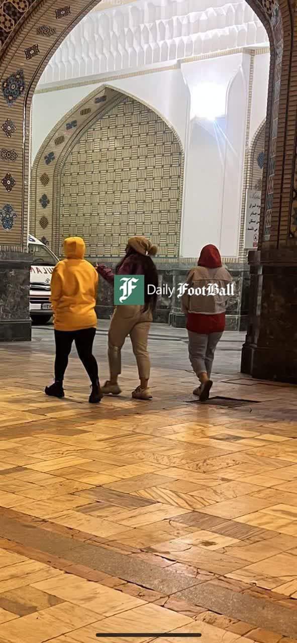 عکس حضور زنان محجبه در صحن حرم امام رضا جنجال ساز شد. عکس حضور زنان محجبه در صحن حرم امام رضا (ع) جنجال به پا کرد.