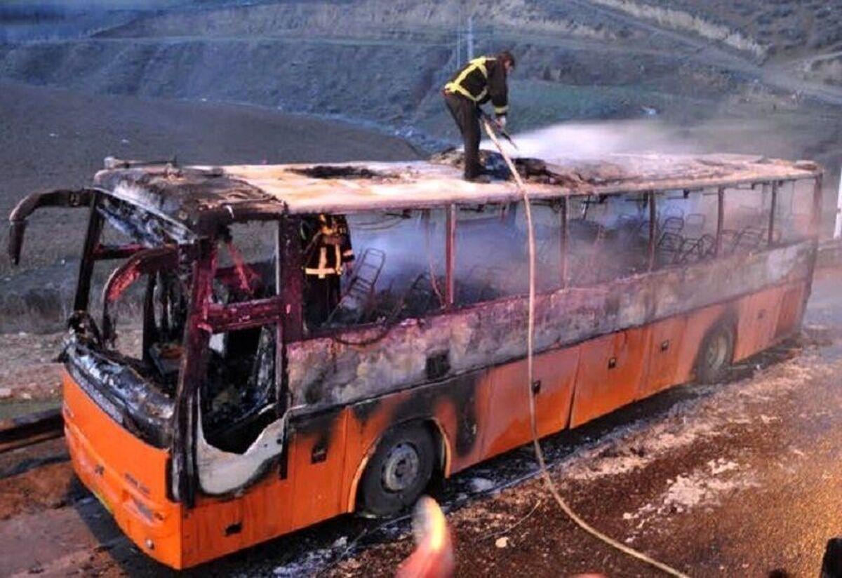 آتش گرفتن یک دستگاه اتوبوس مسافربری در کرمان!