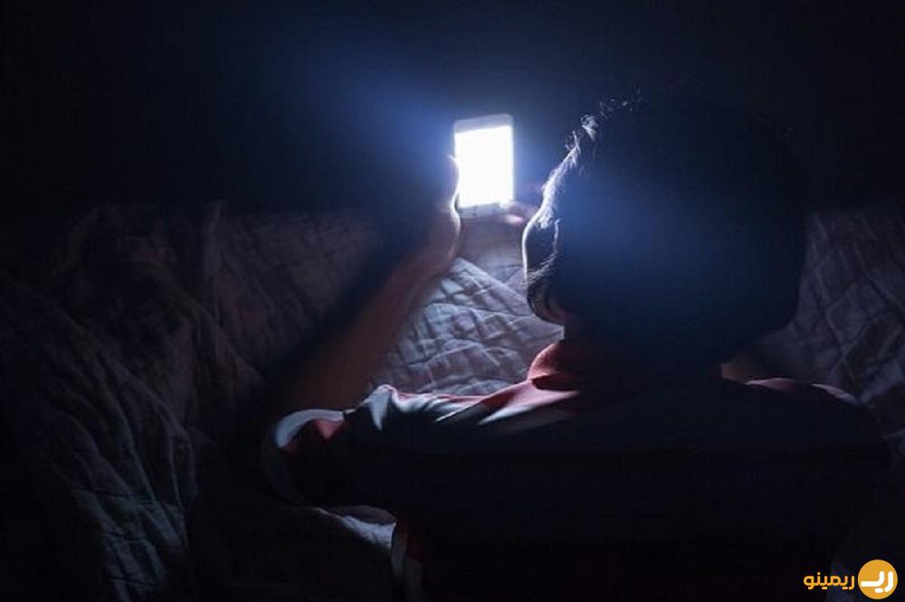 نور آبی ساطع شده از گوشی باعث اختلال در خواب نمی شود