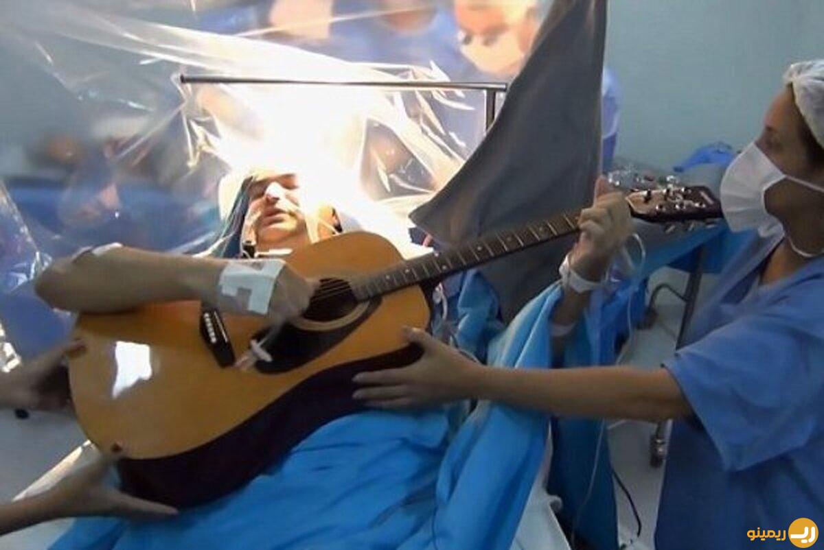 (ویدئو) گیتار زدن بیمار هنگام جراحی تومور مغزی!