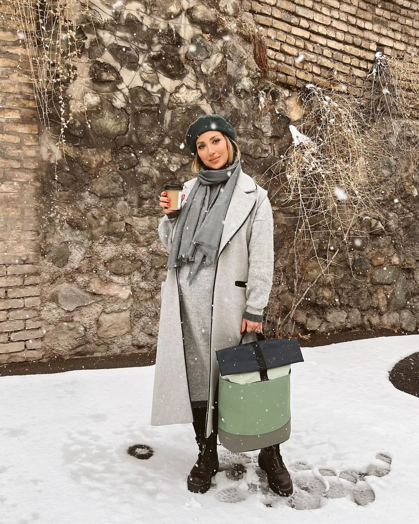 استایل تماشایی همسر باردار بهرام رادان در میان برف+ تصاویر