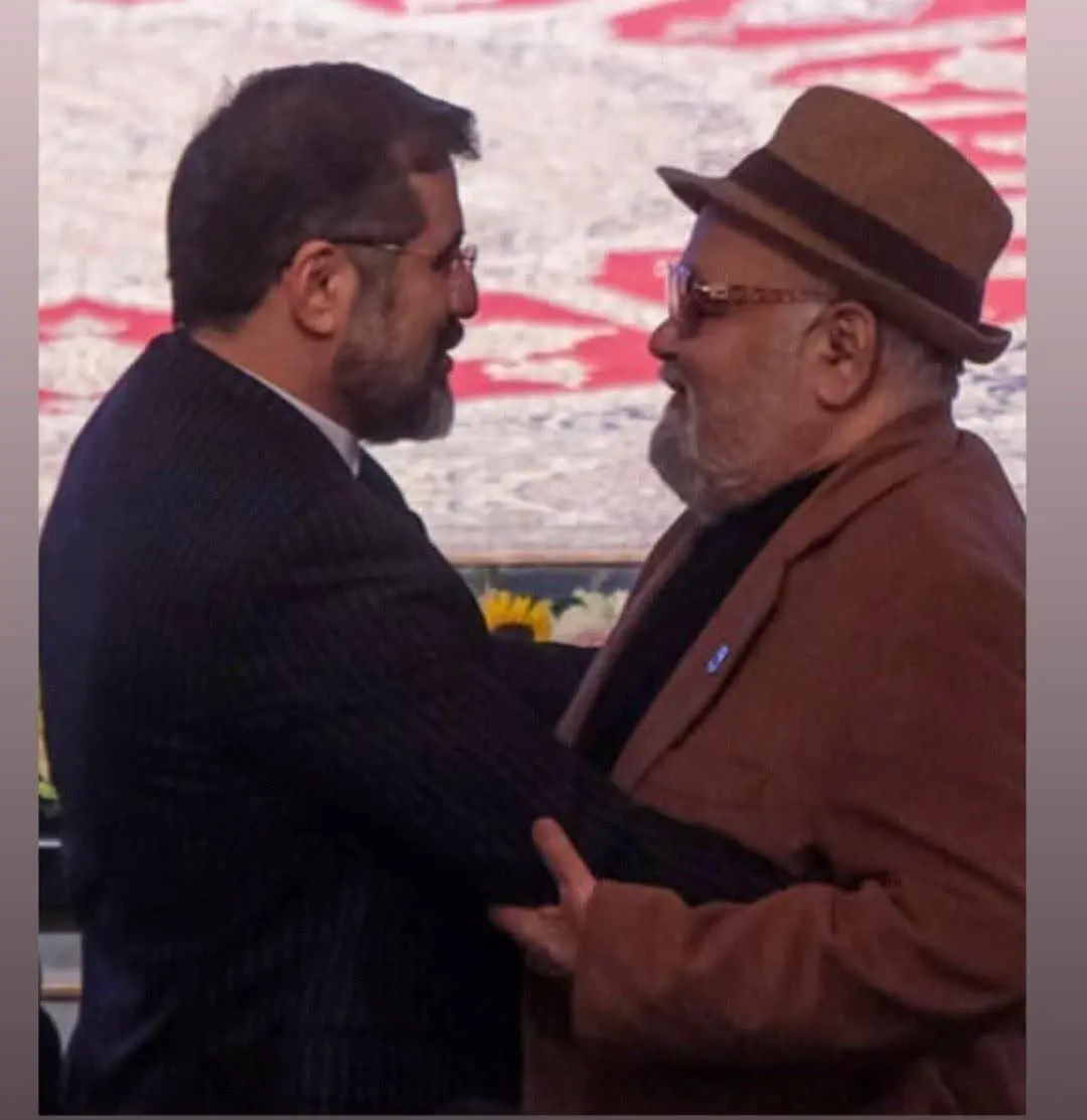 ژست عجیب اکبر عبدی و وزیر ارشاد به بمب خبری تبدیل شد