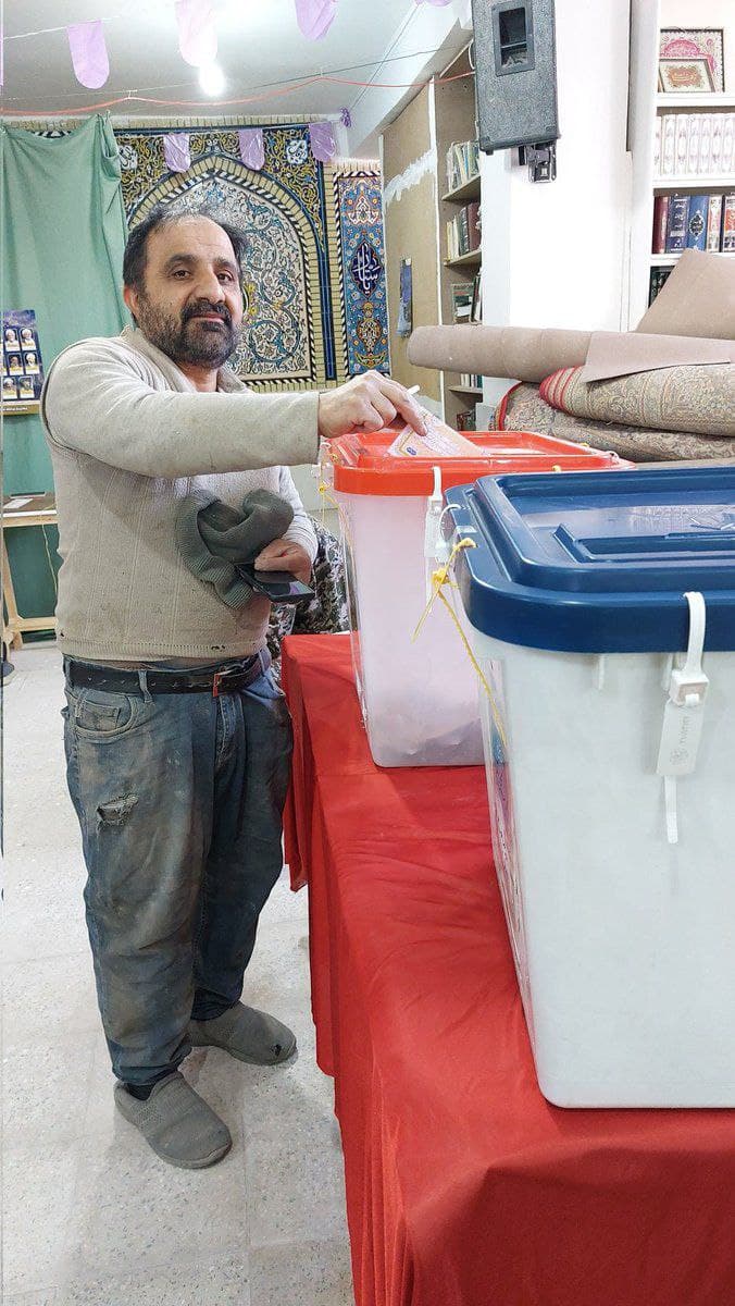 عکس | یک تار موی این کارگر به محمد خاتمی و همرزمانش افتخار می کند!