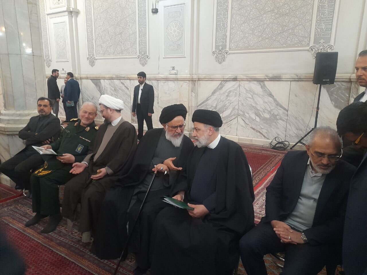 تصویری از گفتگوی حسن روحانی رئیسی در مراسم ختم آیت الله امامی کاشانی