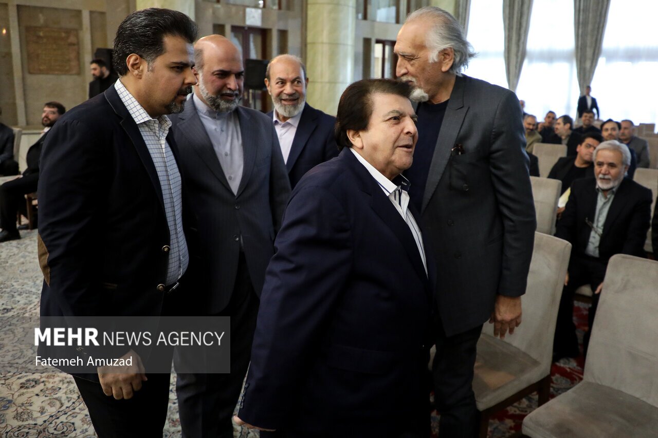 دیدار رئیسی با هنرمندان کشور/ از عباس قادری گرفته تا علی نصیریان+ تصاویر 1 دیدار رئیسی با هنرمندان کشور/ از عباس قادری گرفته تا علی نصیریان+ تصاویر