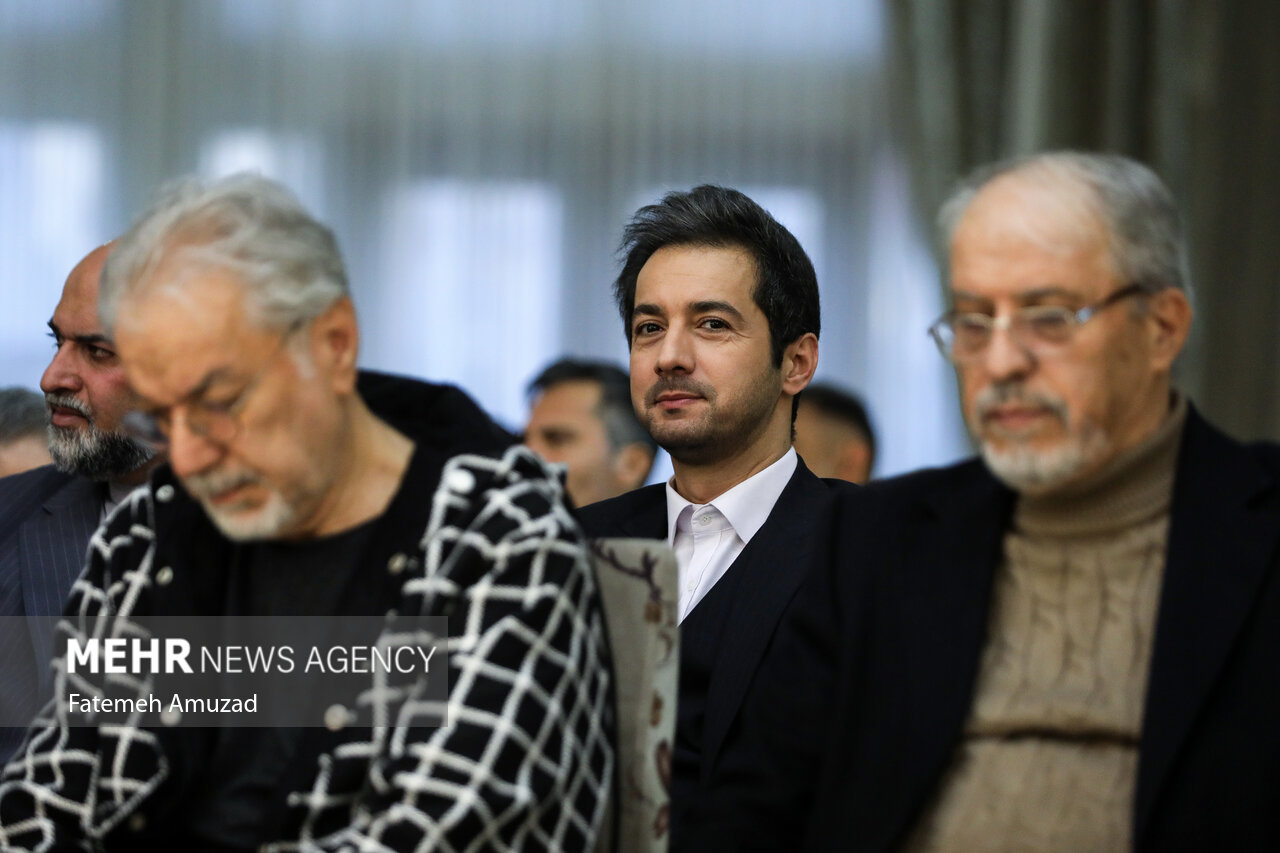 دیدار رئیسی با هنرمندان کشور/ از عباس قادری گرفته تا علی نصیریان+ تصاویر 11 دیدار رئیسی با هنرمندان کشور/ از عباس قادری گرفته تا علی نصیریان+ تصاویر