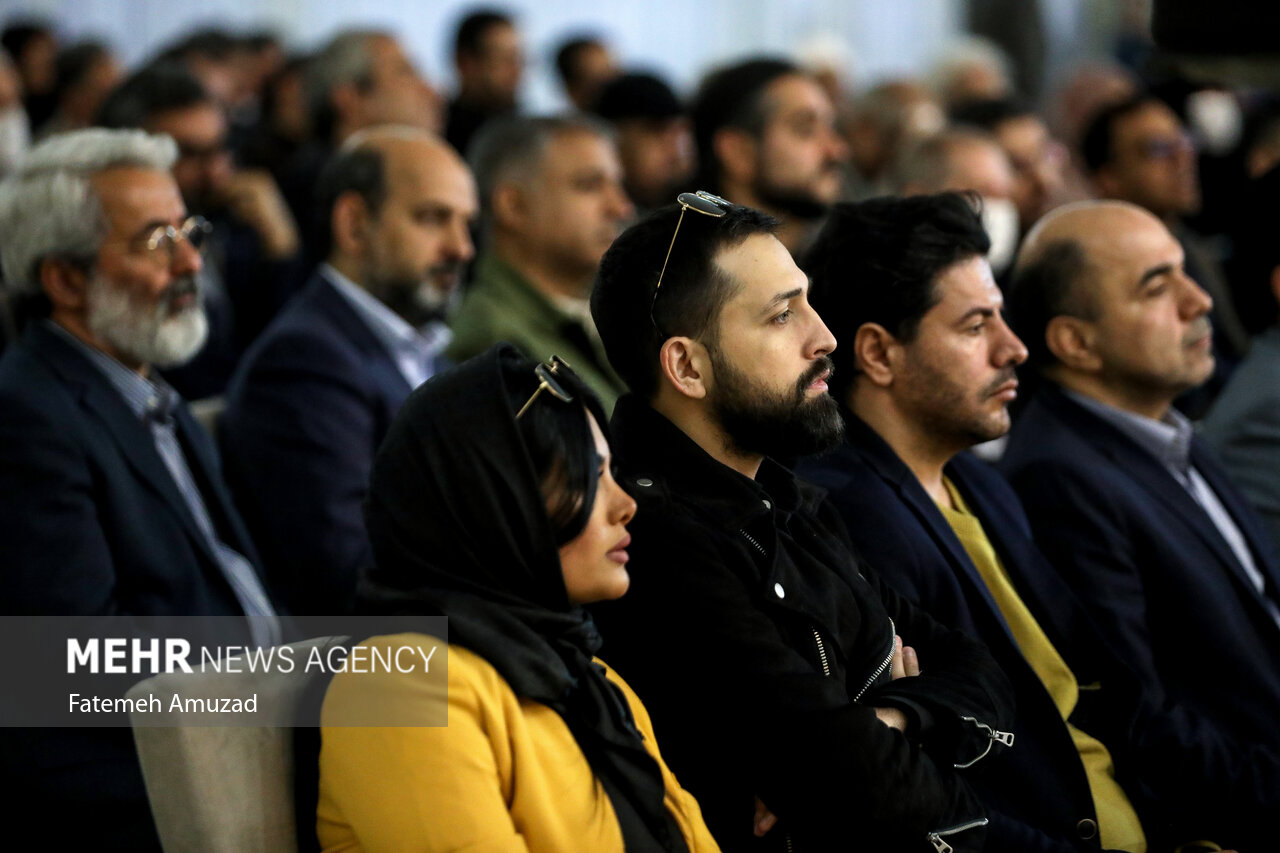 دیدار رئیسی با هنرمندان کشور/ از عباس قادری گرفته تا علی نصیریان+ تصاویر 13 دیدار رئیسی با هنرمندان کشور/ از عباس قادری گرفته تا علی نصیریان+ تصاویر