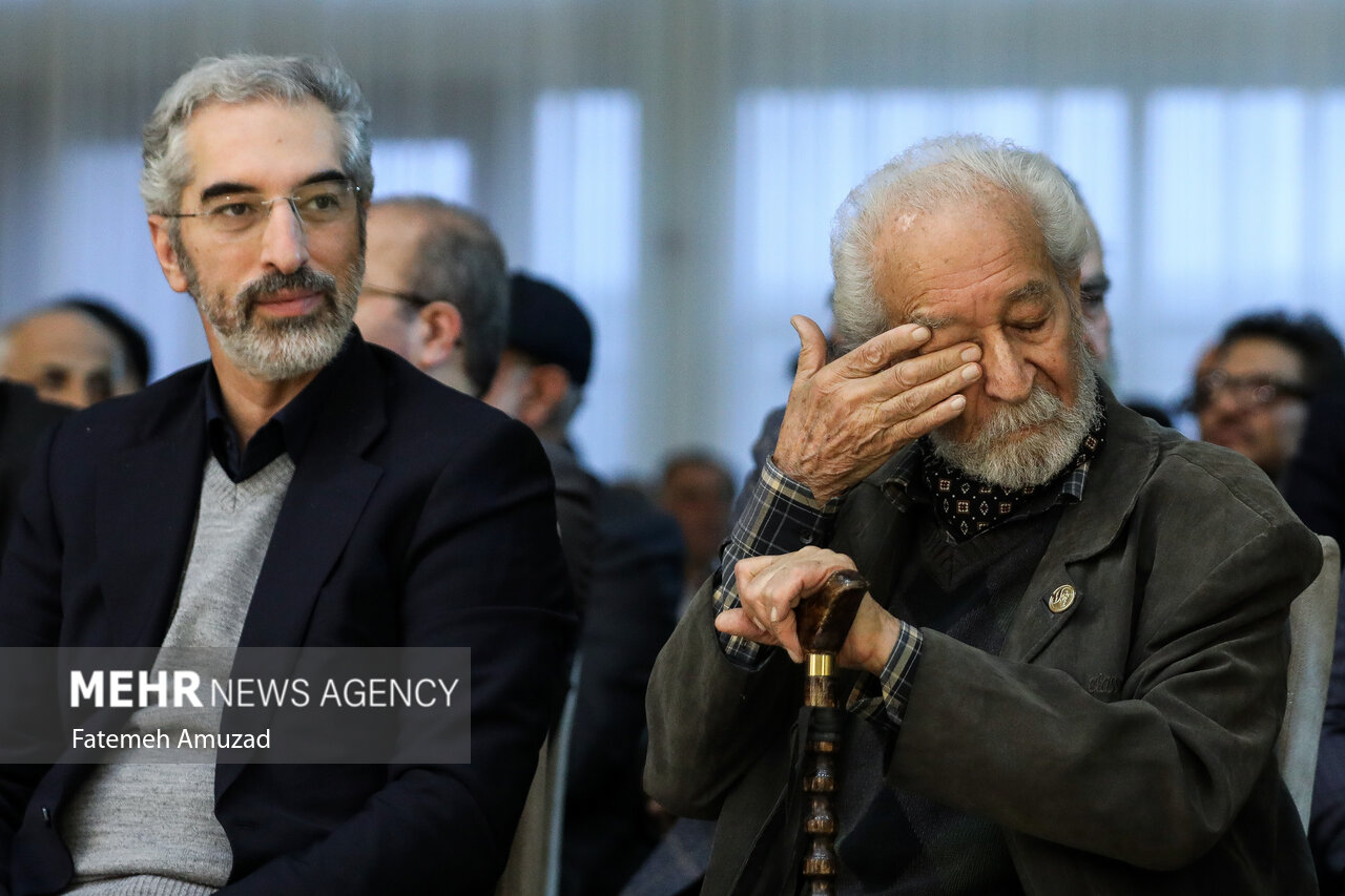 دیدار رئیسی با هنرمندان کشور/ از عباس قادری گرفته تا علی نصیریان+ تصاویر 15 دیدار رئیسی با هنرمندان کشور/ از عباس قادری گرفته تا علی نصیریان+ تصاویر