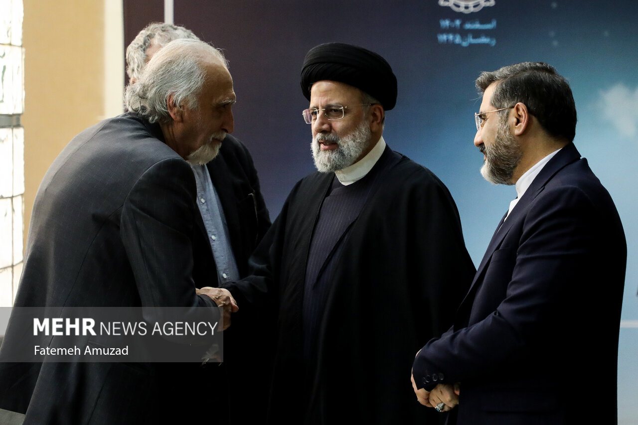 دیدار رئیسی با هنرمندان کشور/ از عباس قادری گرفته تا علی نصیریان+ تصاویر 16 دیدار رئیسی با هنرمندان کشور/ از عباس قادری گرفته تا علی نصیریان+ تصاویر