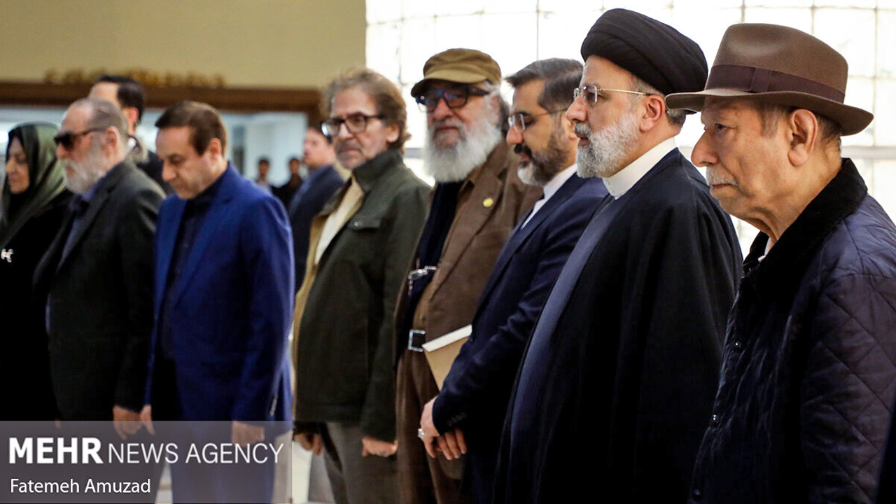 دیدار رئیسی با هنرمندان کشور/ از عباس قادری گرفته تا علی نصیریان+ تصاویر 17 دیدار رئیسی با هنرمندان کشور/ از عباس قادری گرفته تا علی نصیریان+ تصاویر