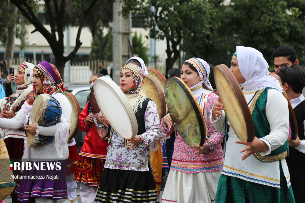 آیین های اجرای نوروزی; سیاه نمایی آیین های نمایشی ایرانی، از مهر زدن و تشویق تا بازگشت مردگان، ربطی به برده داری ندارد. 1 آیین های اجرای نوروزی; سیاه نمایی آیین های نمایشی ایرانی، از مهر زدن و تشویق تا بازگشت مردگان، ربطی به برده داری ندارد.