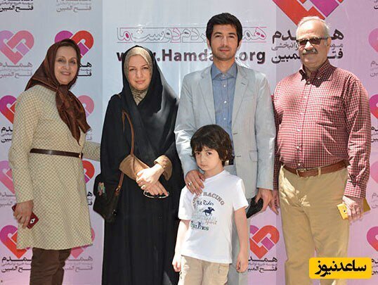 نجم الدین شریعتی در کنار همسر و پسرش / پسر شباهت زیادی به پدرش دارد