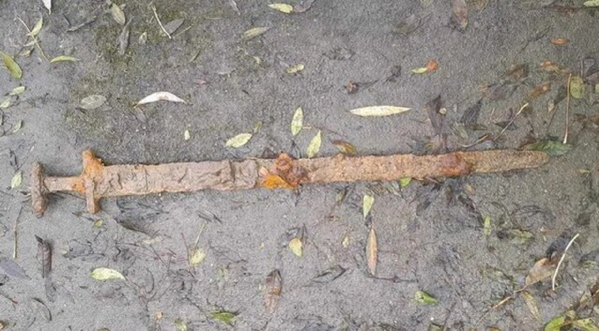 کشف شمشیر هزار ساله در رودخانه