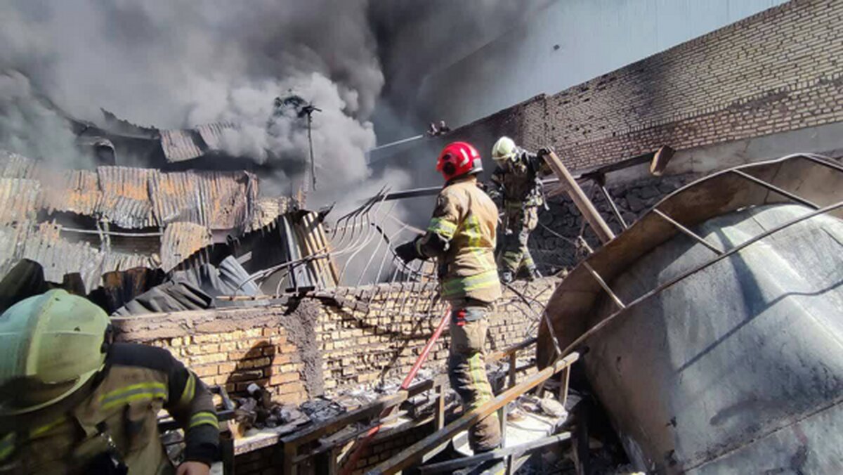 آتش سوزی بزرگ در یک کارخانه بزرگ در جنوب تهران