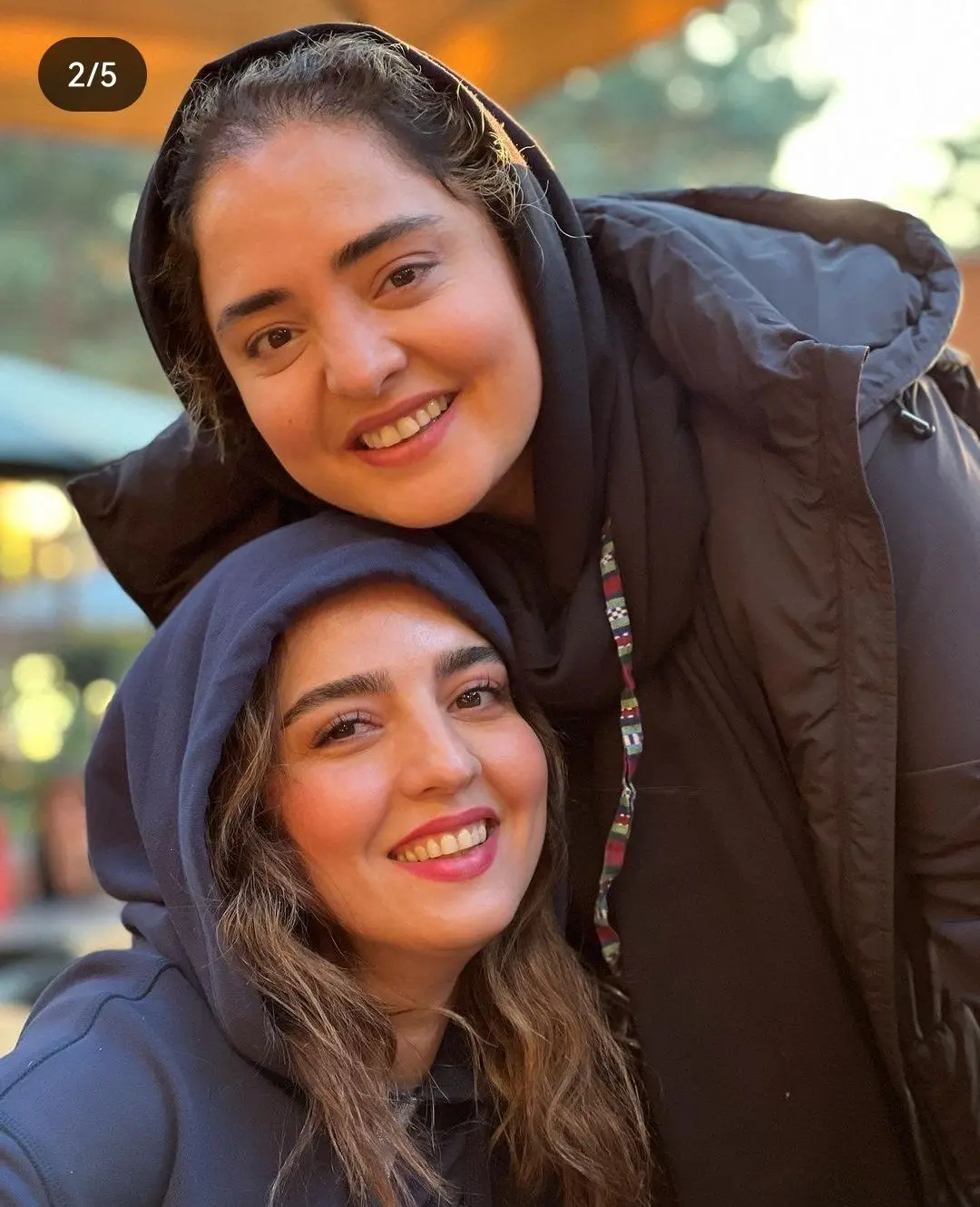 عکس عاشقانه نرگس محمدی و خواهرش