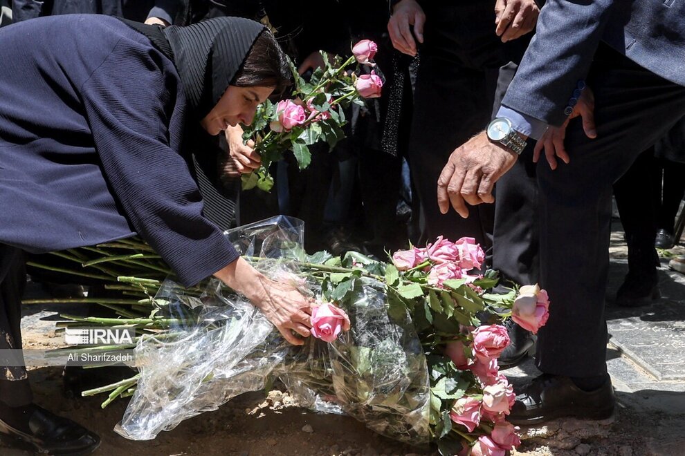 اولین ویدیو از لیلا حاتمی در مراسم خاکسپاری مادرش زری خوشکام+ فیلم