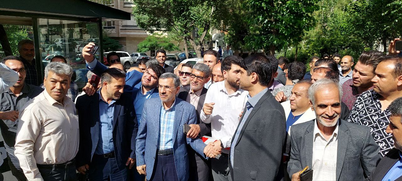 عکس درخواست مردم از محمود احمدی نژاد برای حضور در انتخابات 1403