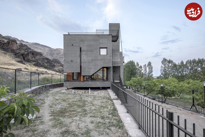 معماری مدرن خانه خاکستری در دشت سرسبز ماکو