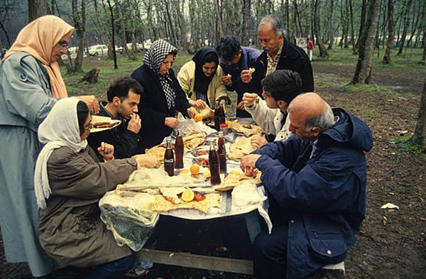 آقایان!  مردم به خاطر گوشت و مرغ در مهمانی مردند، چه حیف!