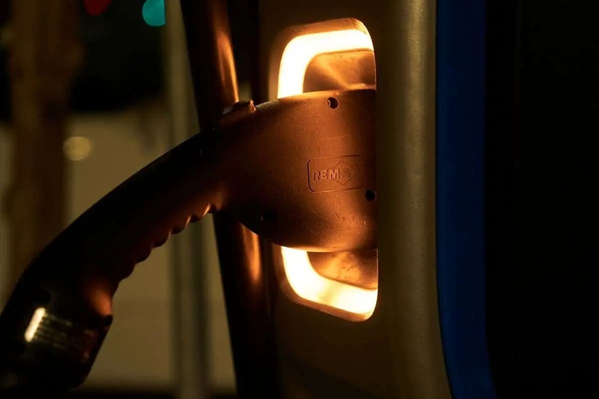 آیا دوران بنزین به پایان می رسد؟ / در آمریکا در هر 15 پمپ بنزین یک ایستگاه شارژ وجود دارد
