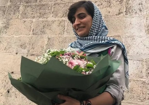 الهه محمدی جایزه خود را به خبرنگاران فلسطینی تقدیم کرد