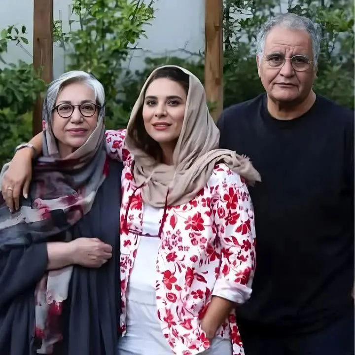 عکس جدید سحر دولتشاهی در کنار پدر و مادرش / سحر دولتشاهی خانواده شیک پوش خود را معرفی کرد.