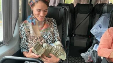 عکس حمل پول ایرانی در کیسه پلاستیکی توسط توریست روسی