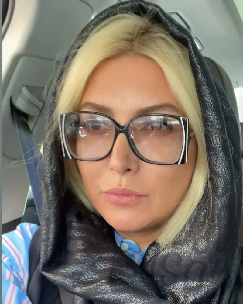 فریبا نادری با عینک عجیب ظاهر شد! / این بازیگر با این عینک خود را سوژه فضای مجازی کرد