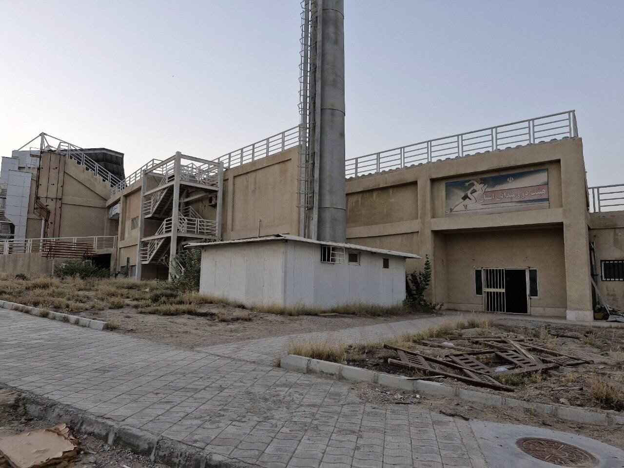 ورزشگاه بندرعباس در خلیج فارس 14 سال پس از افتتاح به صورت ویران شده است