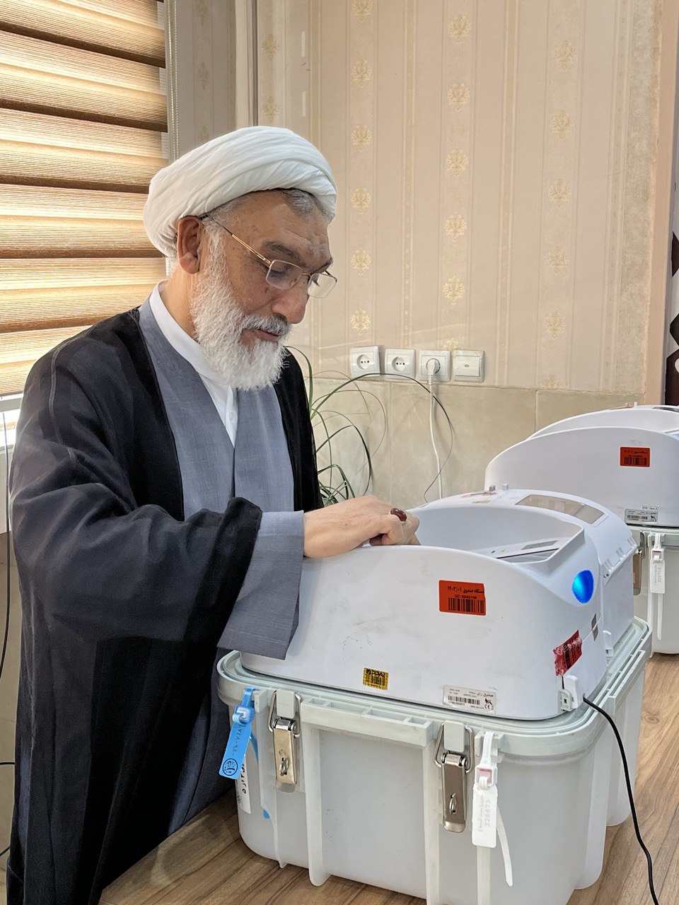 پورمحمدی پای صندوق های رای رفت/ شعب موظفند تا آخرین نفر پس از بسته شدن درها رای دهند.