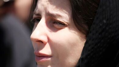 چهره غمگین لیلا حاتمی در مراسم ختم مادرش