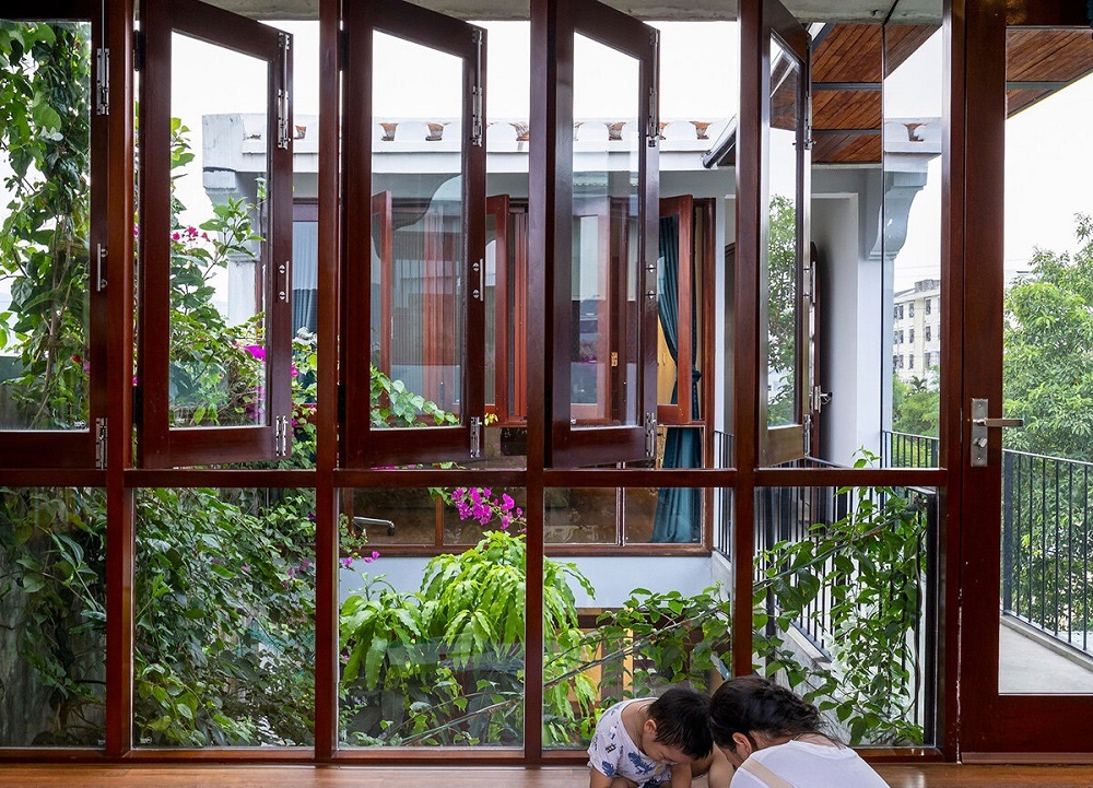 خانه آشیانه در ویتنام با طراحی متمایز و مینیمالیستی خود توسط معمار Ho Que تحت تأثیر قرار می گیرد.