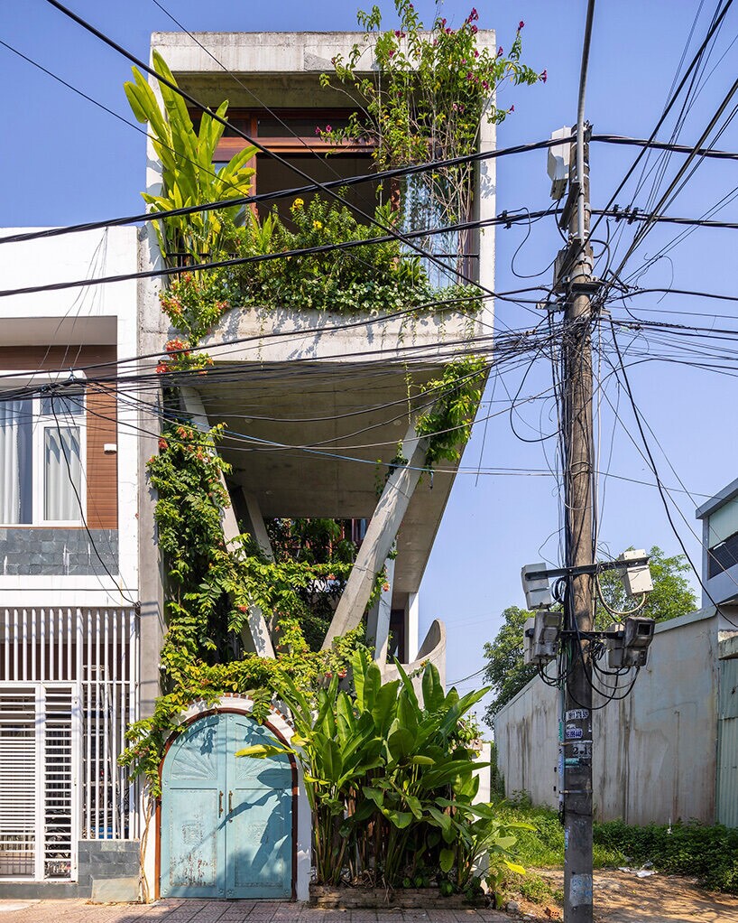 خانه آشیانه در ویتنام با طراحی متمایز و مینیمالیستی خود توسط معمار Ho Que تحت تأثیر قرار می گیرد.