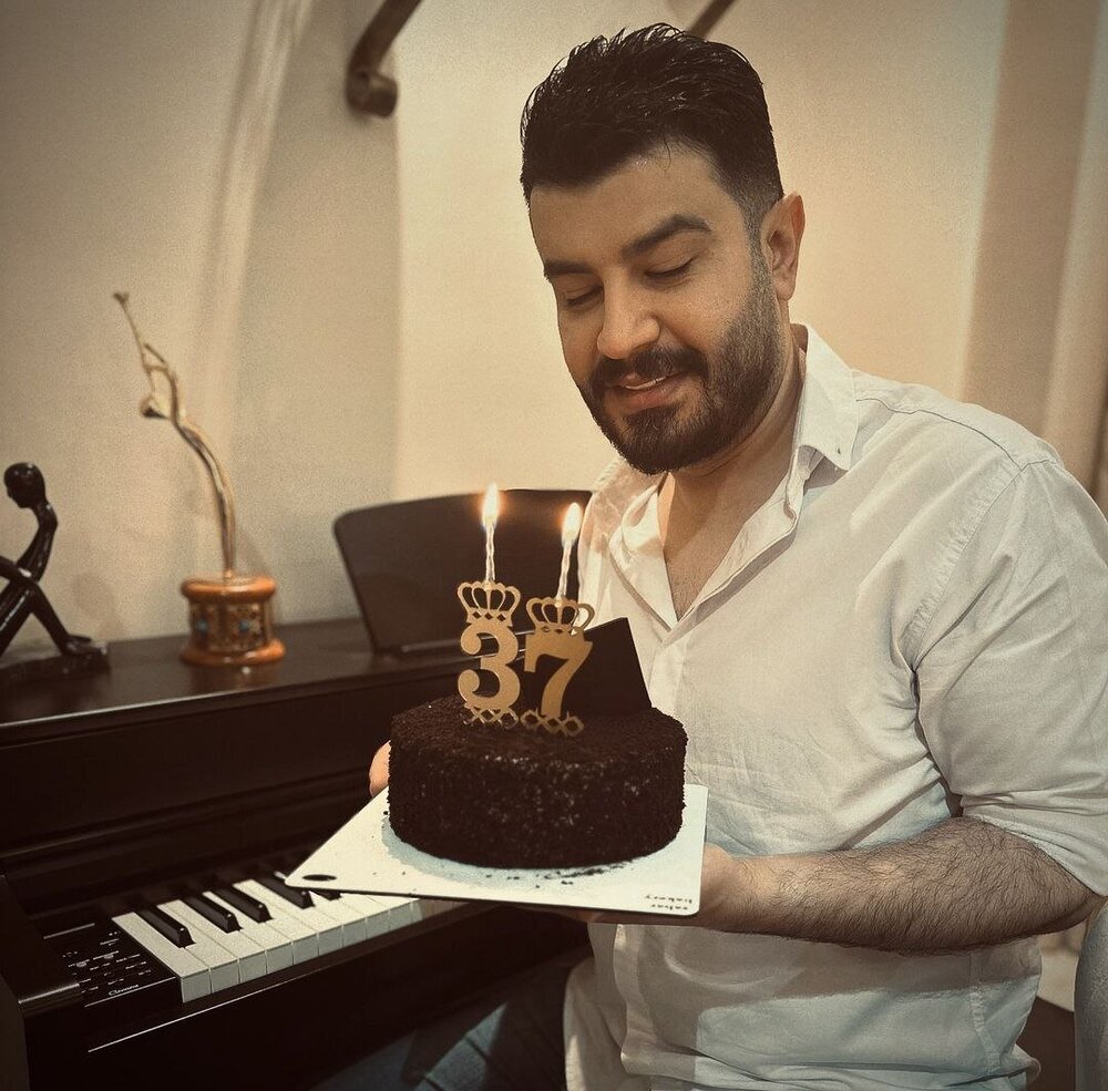 جشن تولد 37 سالگی مجری معروف رادیو با شمع و کیک تولد عجیب/عکس