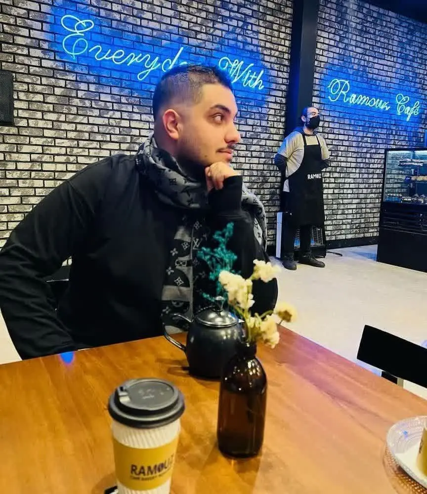 عکس جدید آرون افشار در کافه جدیدش / حضور آرون افشار در کافه هایش در زعفرانیه