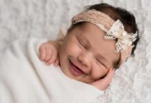 چرا نوزادان در خواب لبخند می‌زنند؟