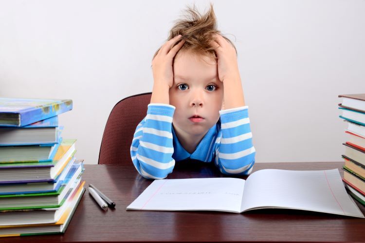 چه چیزی باعث استرس و اضطراب در برخی از کودکان می شود؟
