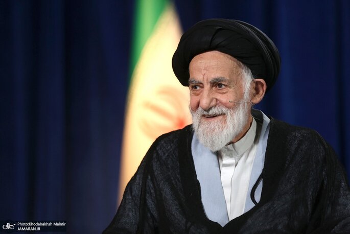 عکسی از دوست دانشگاهی رهبر انقلاب در مراسم ارتحال حسینی امام خمینی/ چرا این روحانی مورد احترام رهبری است؟